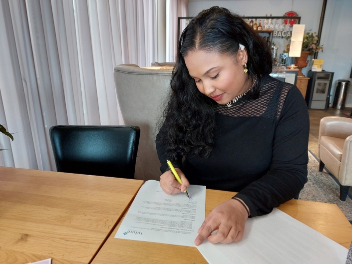 lyona contract
